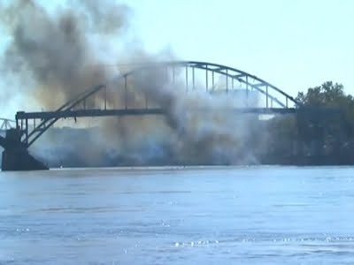 Raw: Arkansas Bridge Withstands Demolition Blast - YouTube