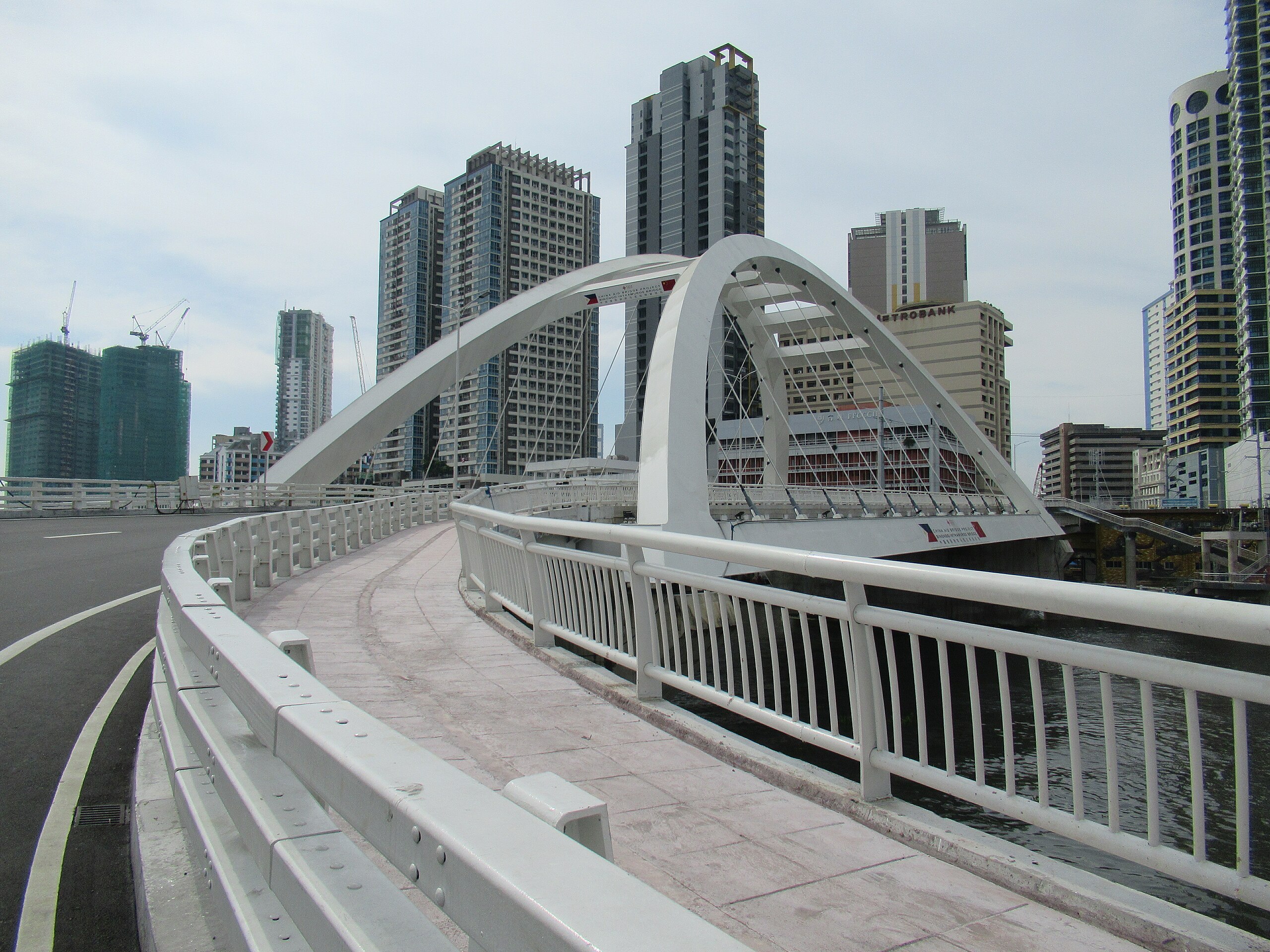 2560px-The_Binondo_Intramuros_Bridge_45.